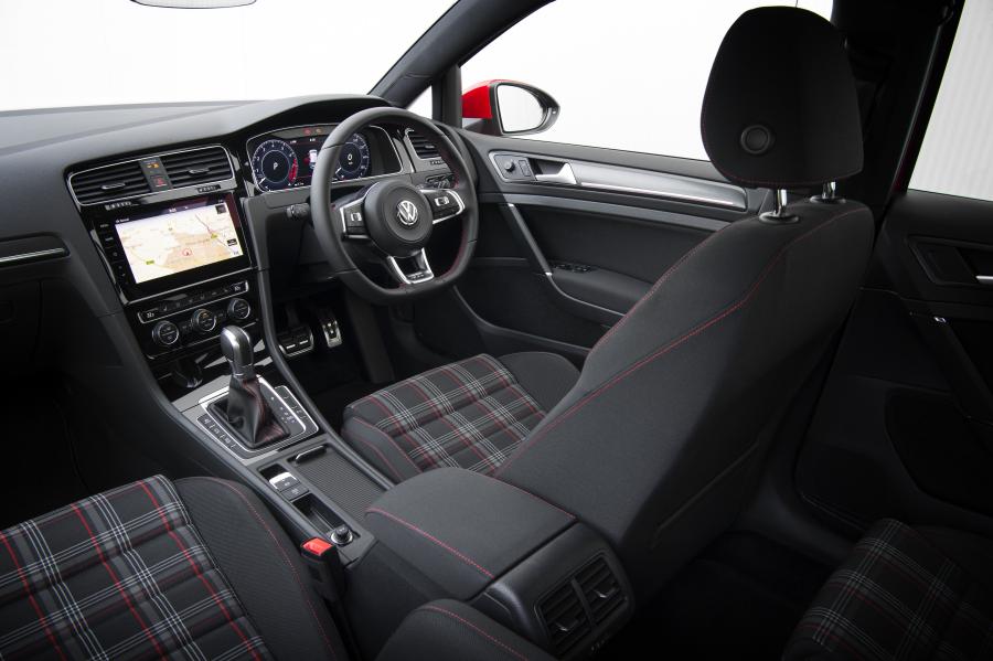 Интерьер Volkswagen Golf GTi 5-Door 2017 года  (UK) (фото 21 из 28)